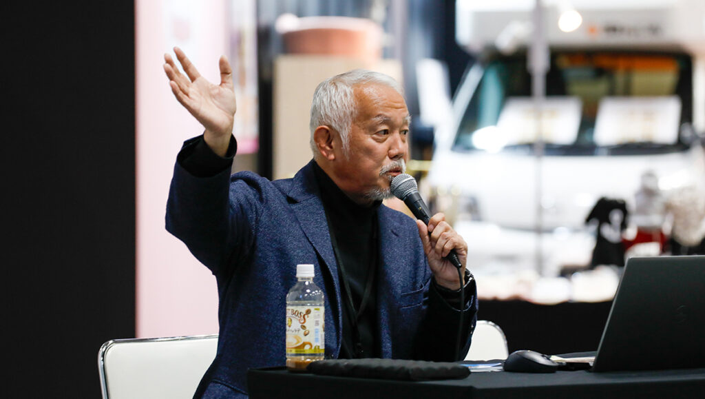 演壇で講師をする藤野宇一郎先生