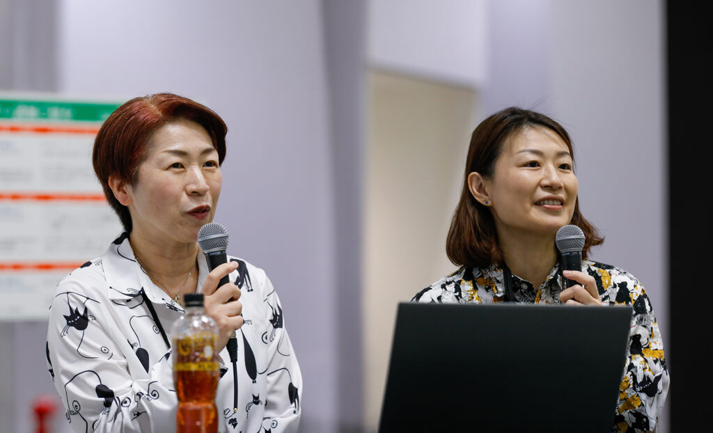 演壇で講師をする坂崎清歌先生と佐藤藍子先生